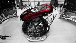 La Tesla Roadster positionnée sous la coiffe de la fusée